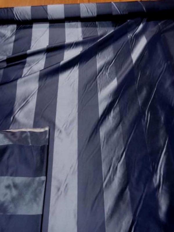 Taffetas de soie a rayures bleu ton su ton