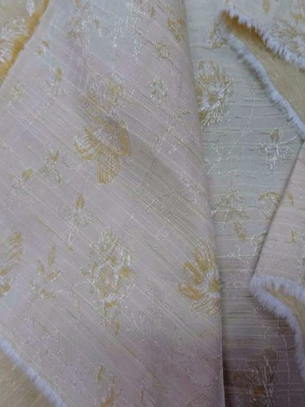 Tissu Taffetas jaune clair effet dupions brodé en ligne