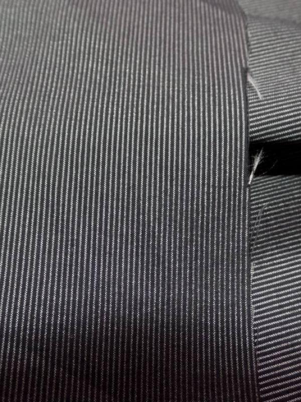 Taffetas lycra noir a fine rayures gris metal