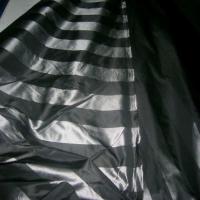 Taffetas raye noir et gris metal