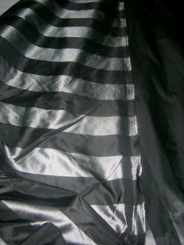 Taffetas raye noir et gris metal