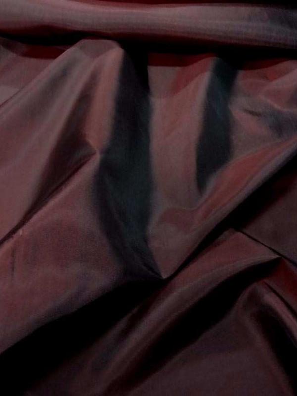Taffetas souple bordeaux changeant rouge noir