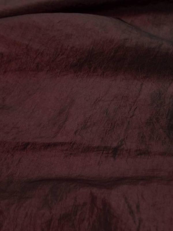 Taffetas souple froissé permanent changeant rouge bordeaux a reflets noir