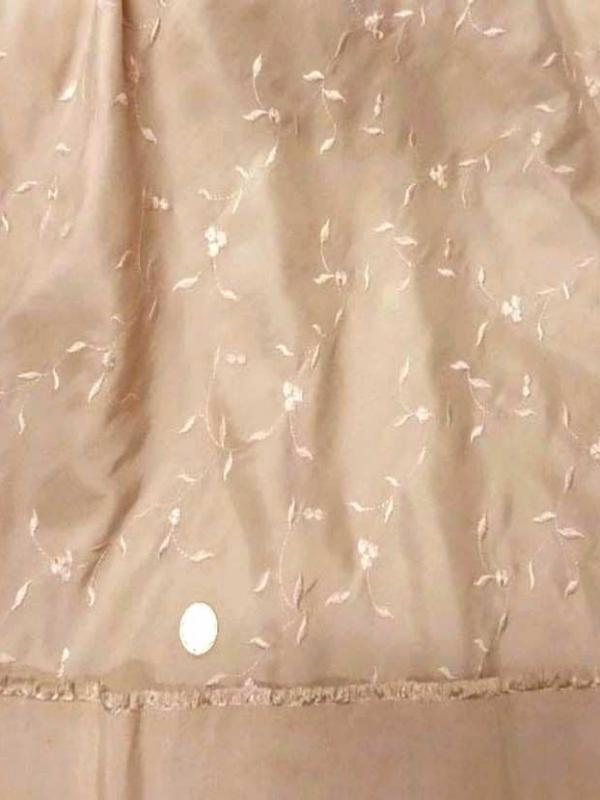 Taffetas ton beige dore brode fleurs