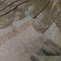 Taffetas ton beige dore plisse avec bande elastique brode