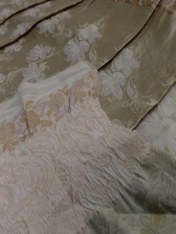 Taffetas ton beige dore plisse avec bande elastique brode