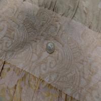Taffetas ton beige dore plisse avec bande elastique brode6