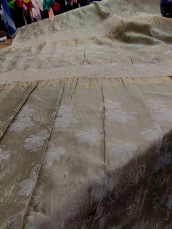 Taffetas ton beige dore plisse avec bande elastique brode