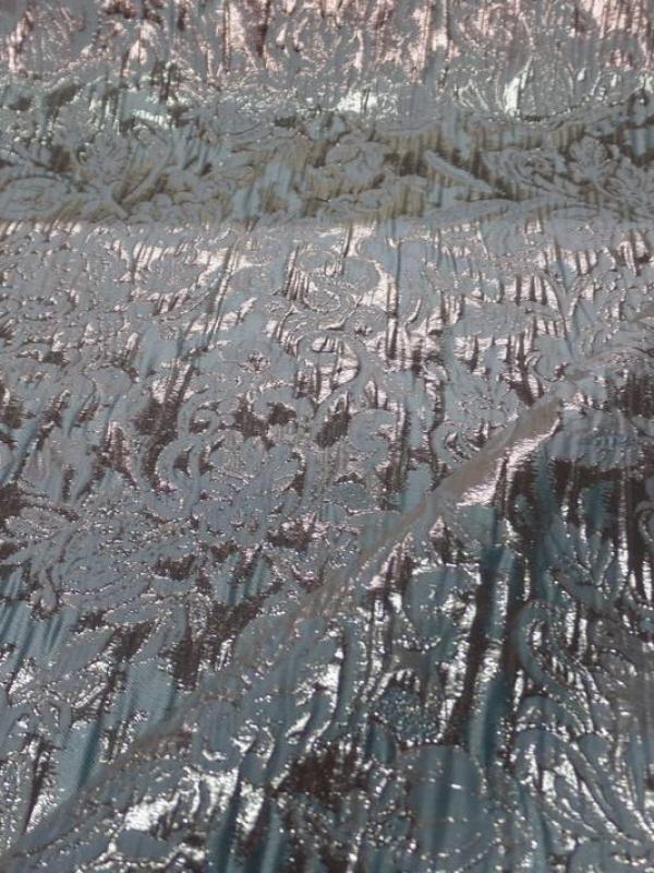 Tissu bleu tres clair faconne motif en relief en lurex dore