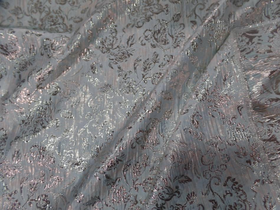 Tissu bleu tres clair faconne motif en relief en lurex dore04