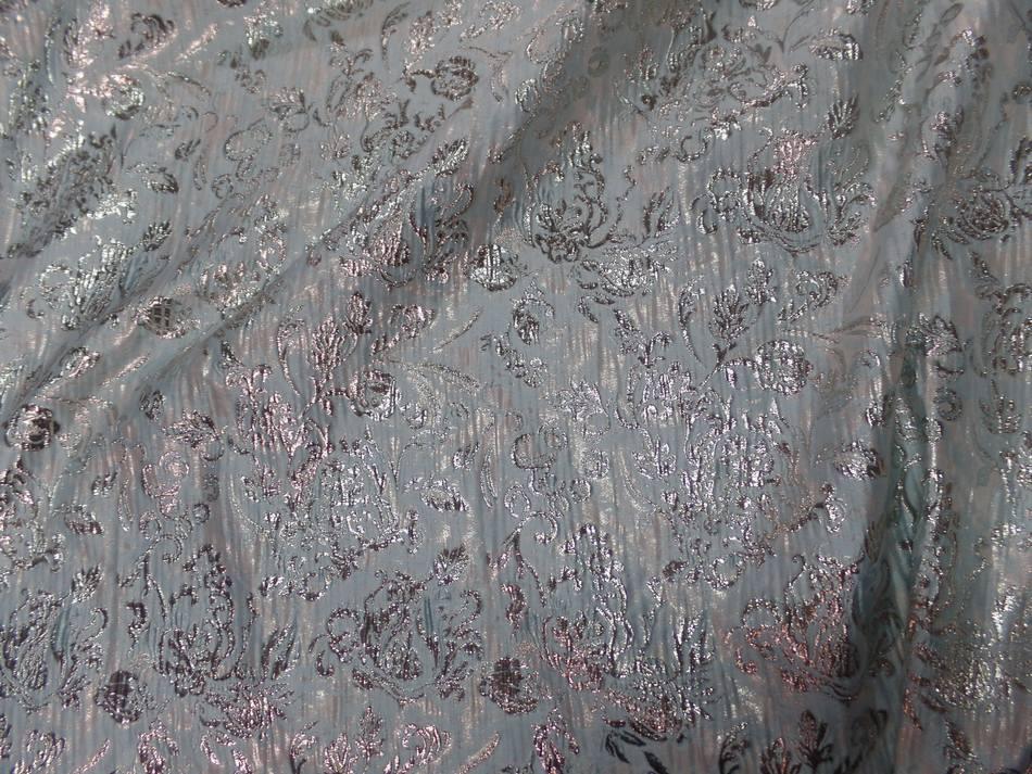 tissu bleu très clair façonné motif en relief en lurex doré sur Marseille