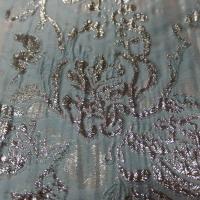 tissu bleu très clair façonné motif en relief en lurex doré en ligne