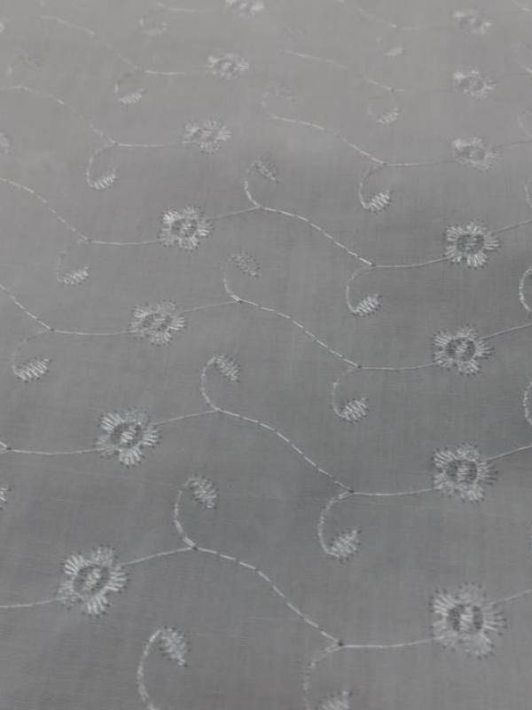 Broderie en coton blanc