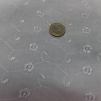 Tissu broderie en coton blanc2
