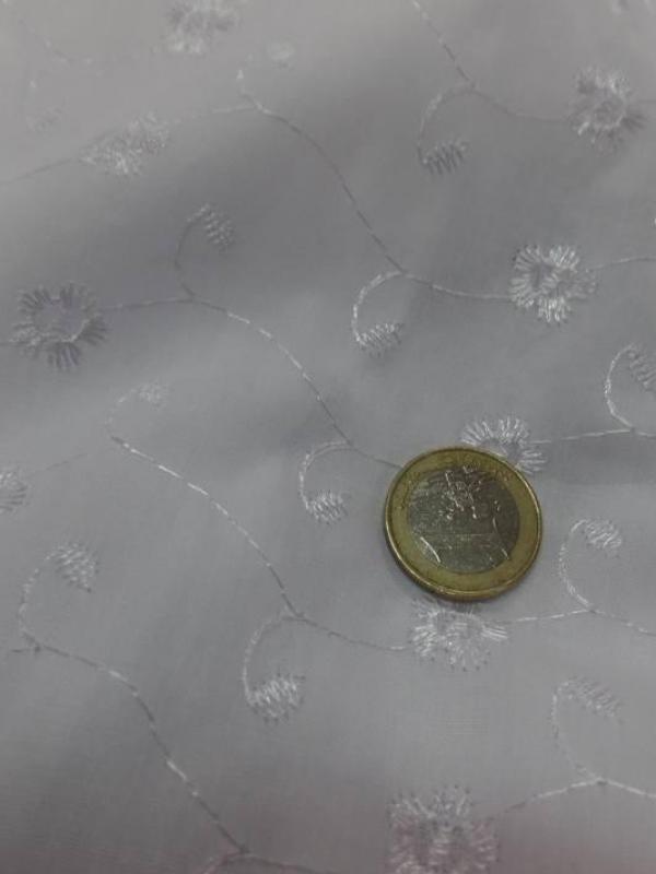 Broderie en coton blanc
