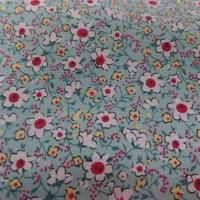 Tissu coton popeline bleu lagon imprime liberty fleurs ton blanc et rouge