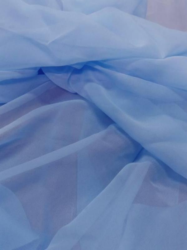 Tissu coupon de mousseline de soie bleu ciel