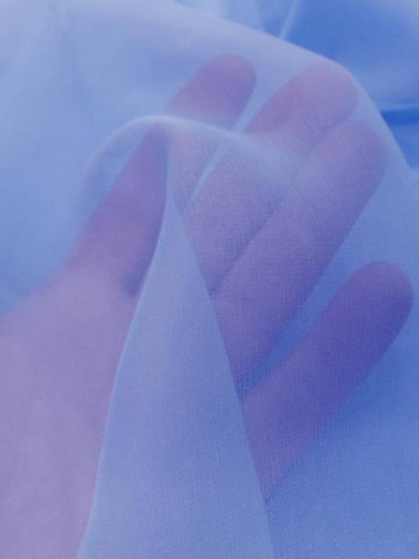 Tissu coupon de mousseline de soie bleu ciel