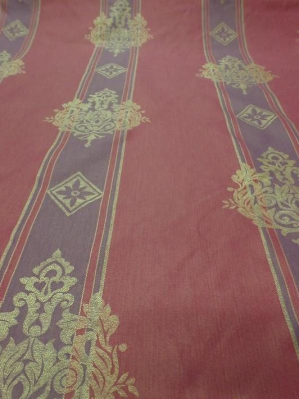 Tissu d ameublement jacquard a bandes rouge bordeaux prune et doré