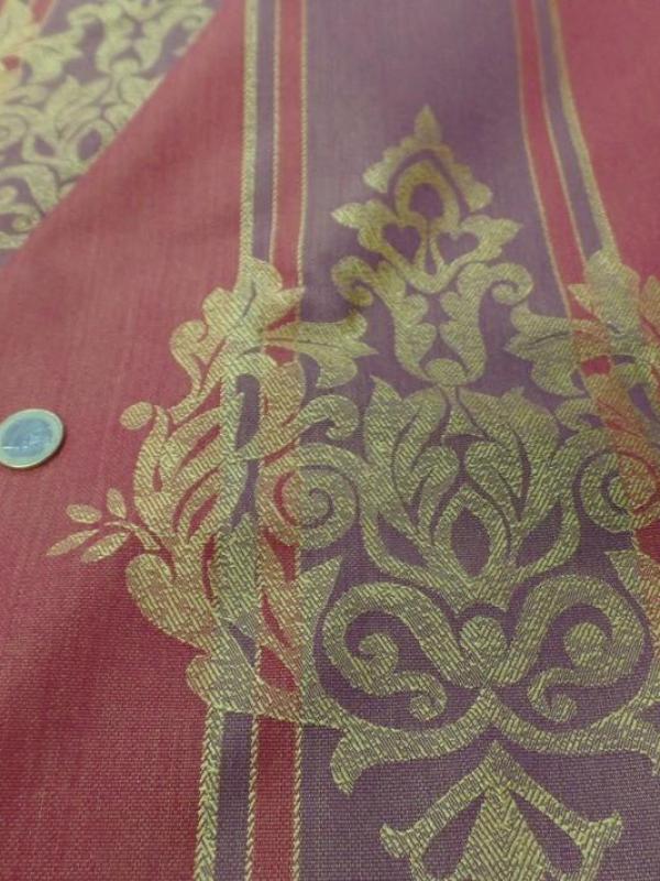 Tissu d ameublement jacquard a bandes rouge bordeaux prune et doré
