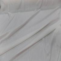 Tissu fin moire blanc casse