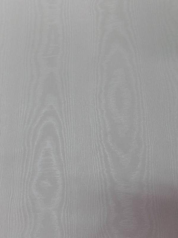 Tissu fin moire blanc casse