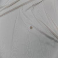 Tissu fin moire blanc casse9