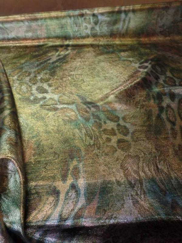 Tissu lurex motifs serpent ton kaki doré métal