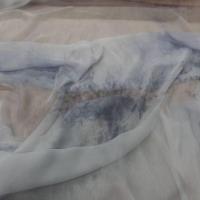 Tissu mousseline de soie gris clair imprime bleu marine en ligne