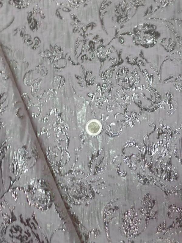 tissu rose très clair façonné motif oriental en relief doré