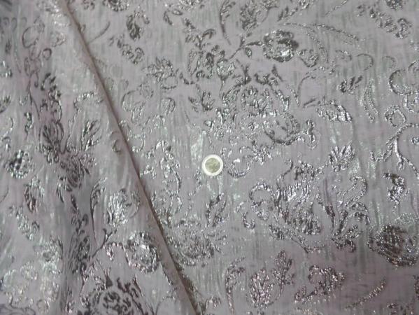 tissu rose très clair façonné motif oriental en relief doré