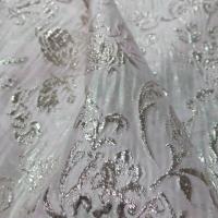 Tissu rose très clair façonné motif en relief doré