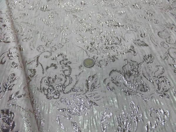 vente de tissu rose très clair façonné motif en relief doré