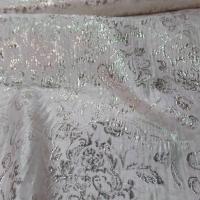 Tissu rose très clair façonné motif en relief doré