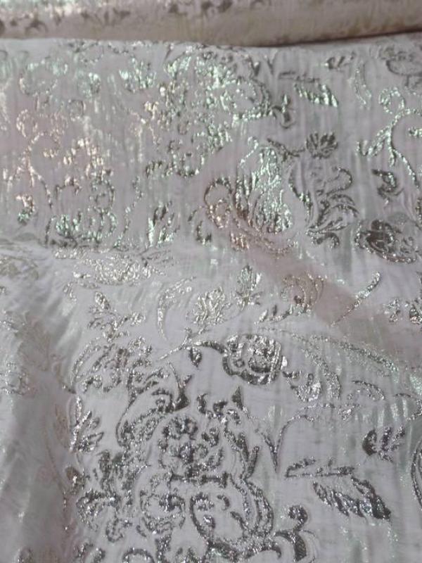 tissu rose très clair façonné motif oriental en relief doré