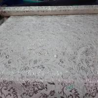 tissu rose très clair façonné motif oriental en relief doré