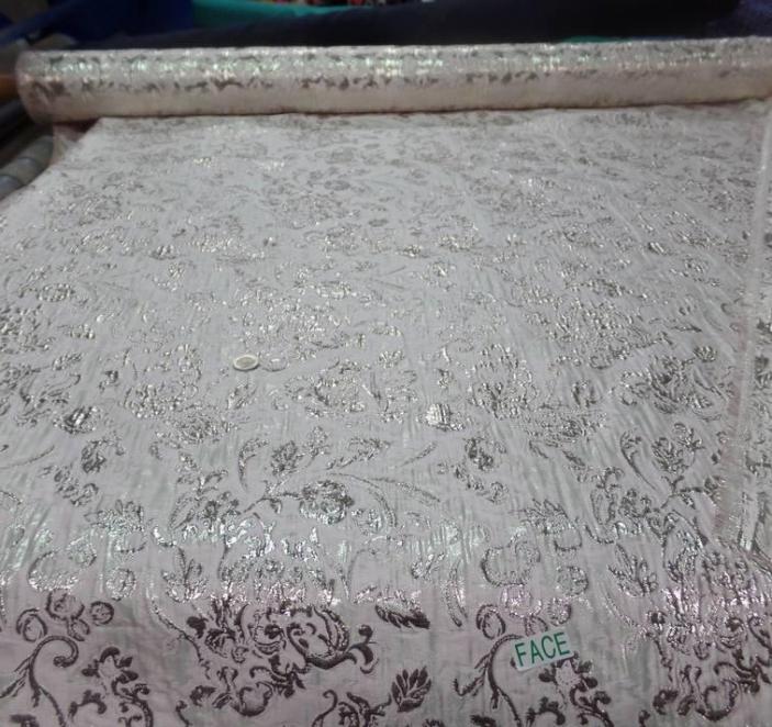 tissu rose très clair façonné motif oriental en relief doré