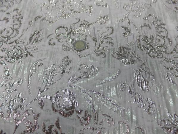 tissu rose très clair façonné motif en relief doré pas cher