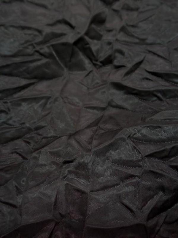 Tissu satin polyester viscose marron fonce froisse permanent