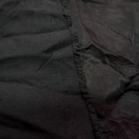 Tissu satin polyester viscose marron foncé froissé permanent