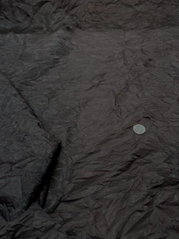 Tissu satin polyester viscose marron fonce froisse permanent