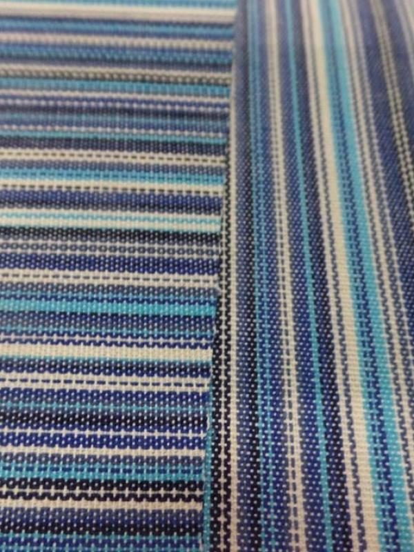 Tissu toile de bache a fine rayure ton de bleu