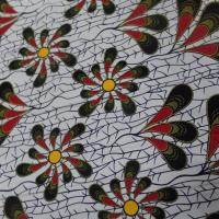 Tissu wax blanc imprimé fleurs ton bordeaux noir jaune soleil