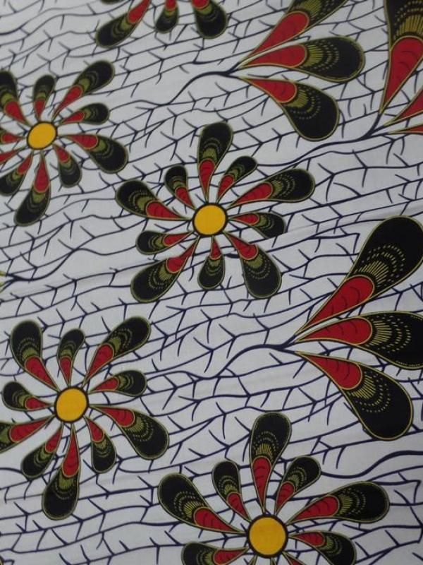 Tissu wax blanc imprimé fleurs ton bordeaux noir jaune soleil