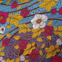 vente tissu wax imprimé fleurs ton bordeaux ,bleu ,safran ,blanc en ligne