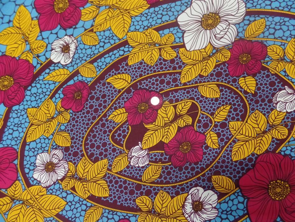 achat tissu wax imprimé fleurs ton bordeaux ,bleu ,safran ,blanc