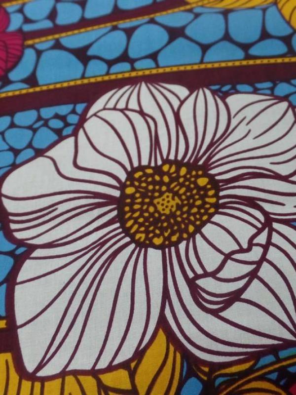 Tissu wax imprime fleurs ton bordeaux bleu safran blanc
