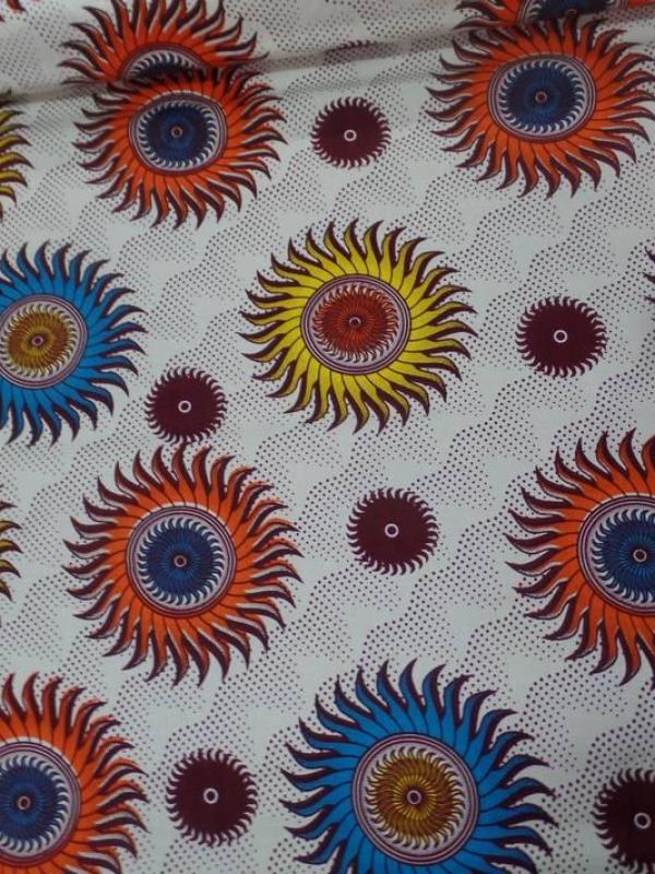 tissu wax blanc imprimé soleil ton bordeaux ,orange ,jaune ,bleu