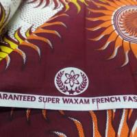 vente de tissu wax blanc imprimé soleil ton bordeaux ,orange ,jaune ,bleu pas cher
