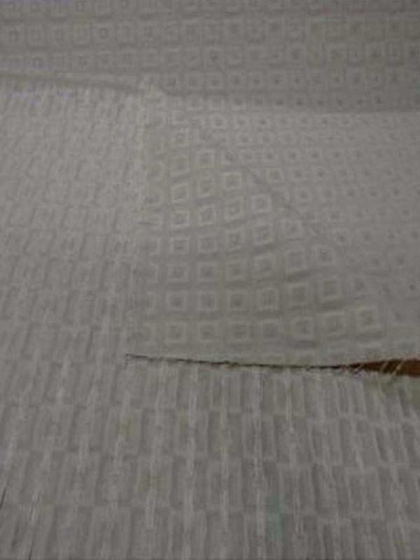 Toile coton d ameublement blanc casse faconne a motifs ton sur ton